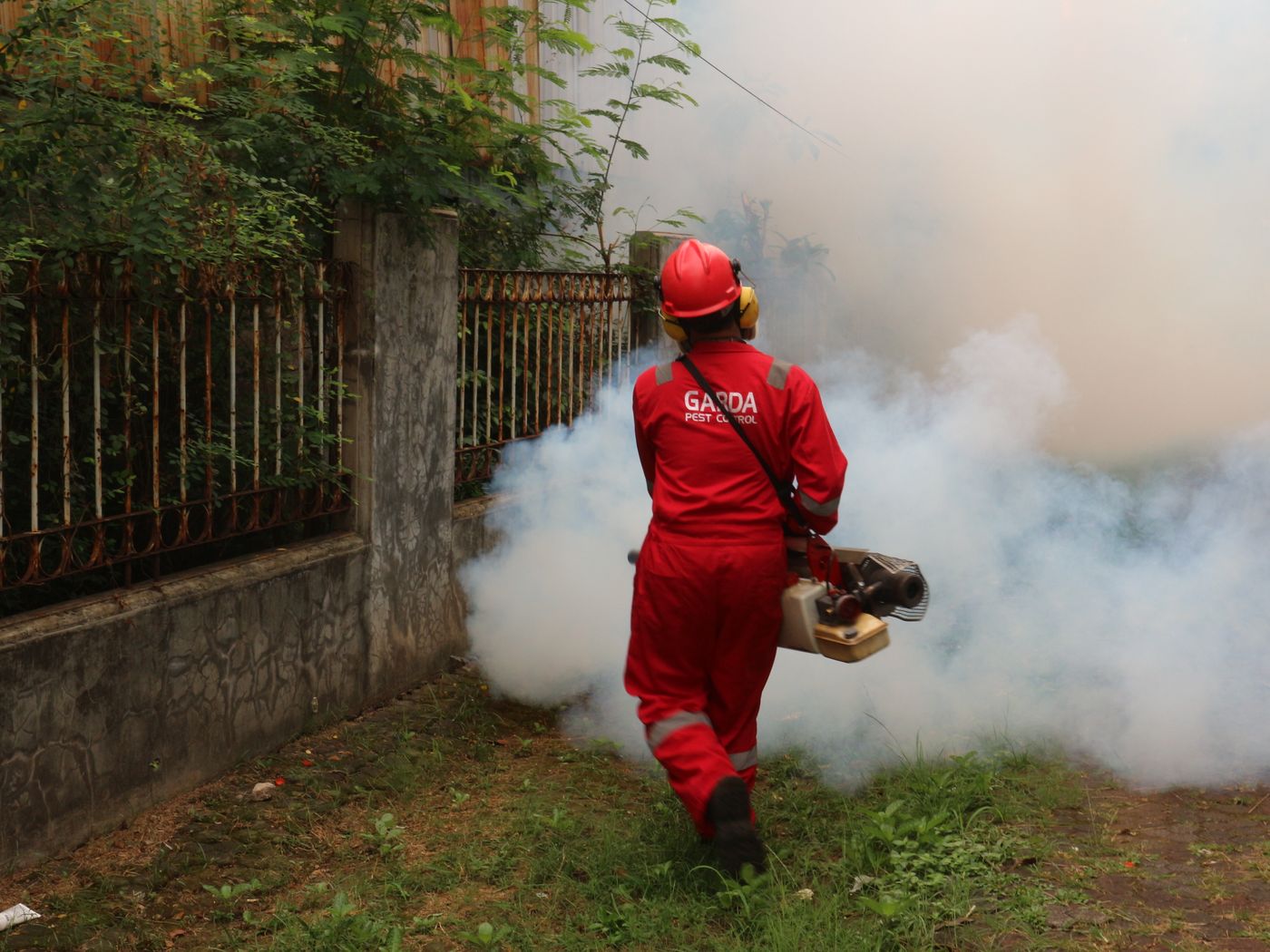 C7 Qube pest control technician at work
